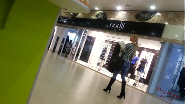 Forša meitene lielveikalā.