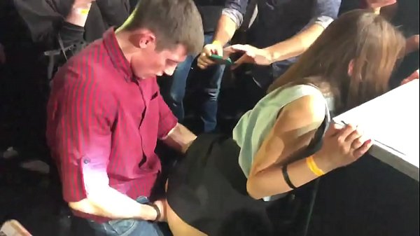 Īsts sekss krievu naktsklubā. 18 gadus veca krievu meitene anālajā atverē un vagīnā, kas drāzta naktsklubā